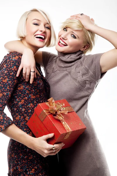 两个金发碧眼的美女 持有一份圣诞礼物 — 图库照片