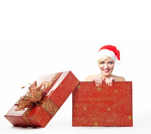 クリスマス ボックスで陽気なサンタ女性 — ストック写真