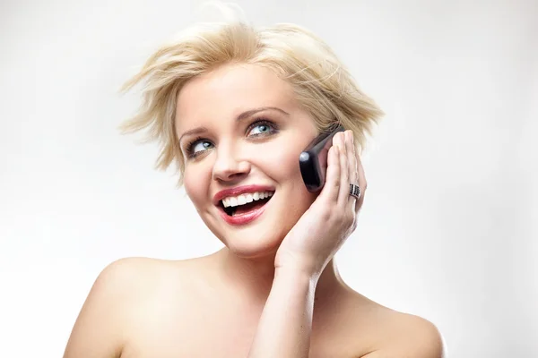 Blonďatá kráska mluvící telefon — Stock fotografie