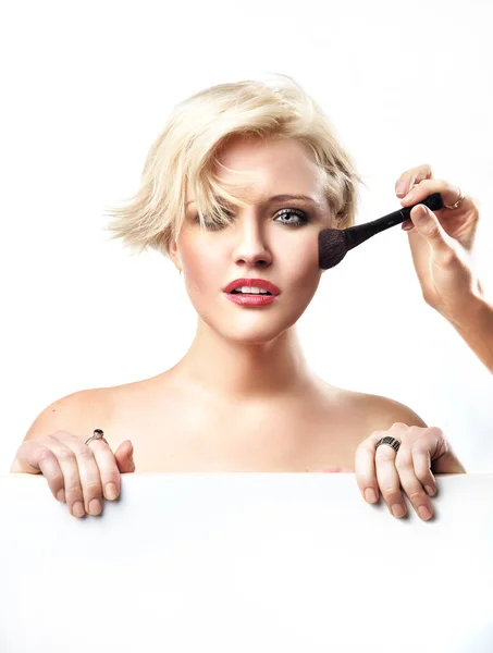 Портрет женщины, делающей макияж — стоковое фото
