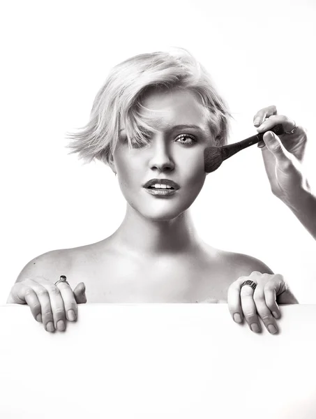 Retrato de una mujer haciendo maquillaje — Foto de Stock