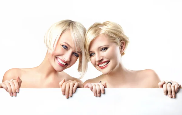 Meninas jovens sorrindo no fundo branco — Fotografia de Stock