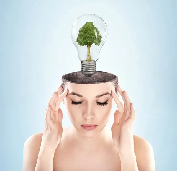 Mulher de mente aberta com símbolo de energia verde — Fotografia de Stock