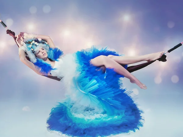 Ležící žena nosí modré šaty — Stock fotografie