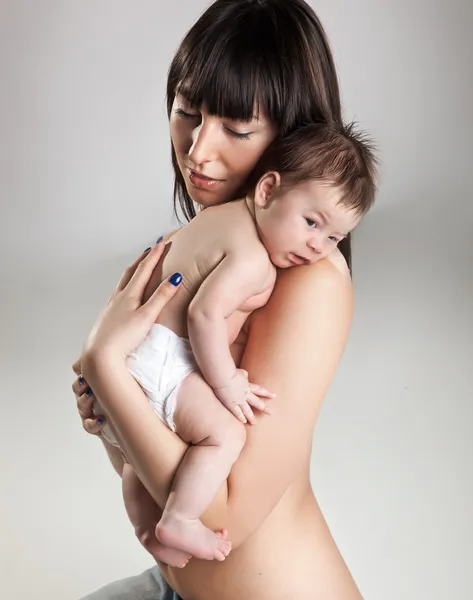 Kärleksfull mor anläggning son — Stockfoto