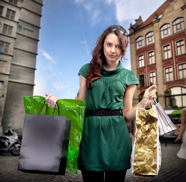 Junge Frau Mit Einkaufstasche Stockfoto