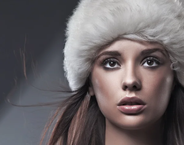 冬の帽子を着ている若い美しさの肖像画 ロイヤリティフリーのストック写真
