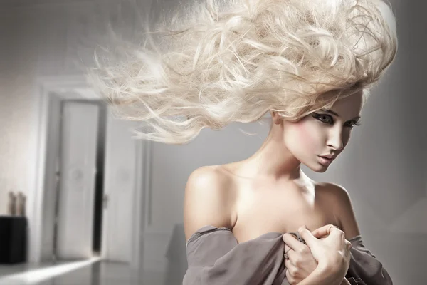 Portrait d'une femme aux longs cheveux blonds Photo De Stock