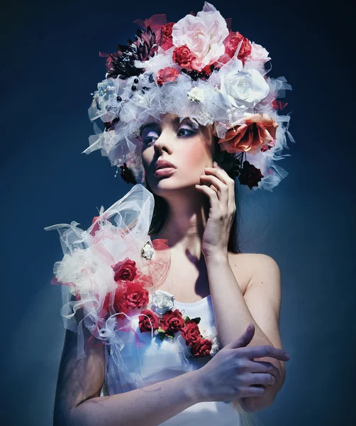 Jonge vrouw dragen voorjaar jurk — Stockfoto