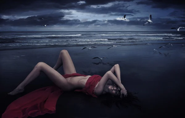Linda morena posando en la playa — Foto de Stock