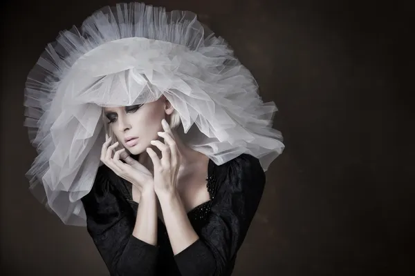 Grande Ritratto Bella Giovane Bionda Con Cappello Bianco — Foto Stock
