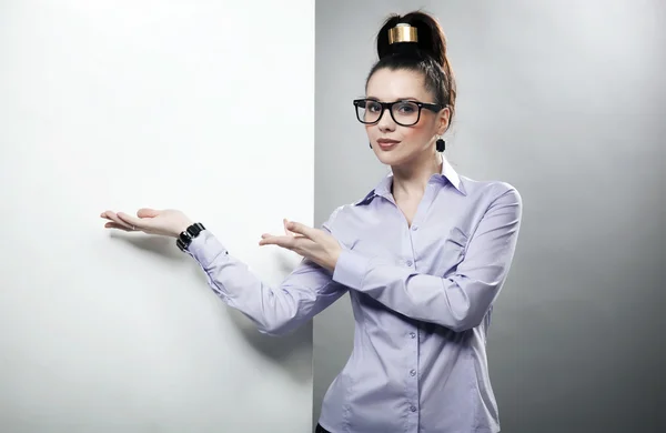Portrait of a businesswoman pointing at the whiteboard — Stockfoto