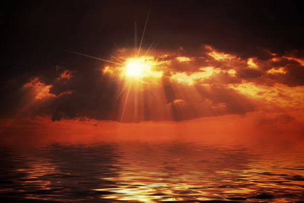 Pôr do sol quente sobre a superfície da água — Fotografia de Stock