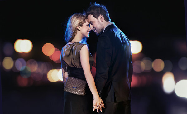 Молодая пара в элегантных вечерних платьях
