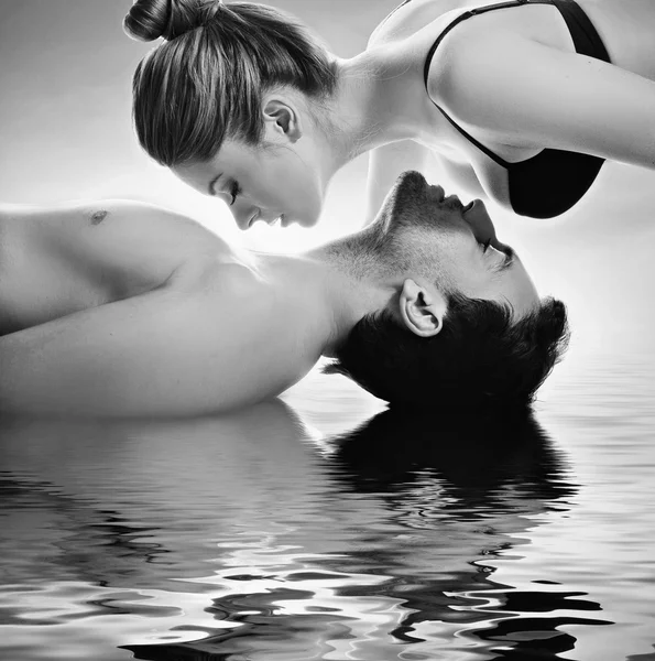 Jeune Couple Heureux Attrayant Embrassant — Photo