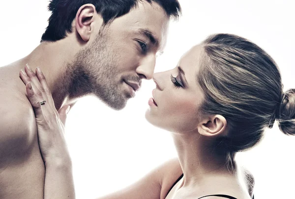 Porträtt av stilig par försiktigt kysser — Stockfoto