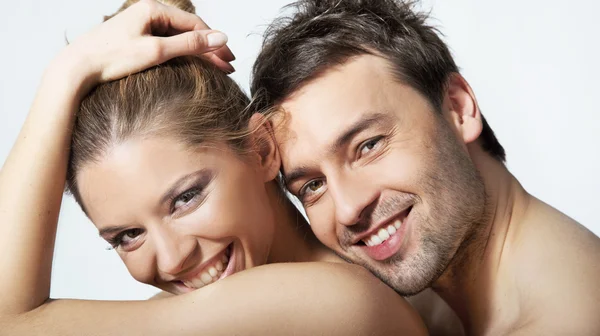 快乐的年轻女人和男人在一起微笑的肖像 — 图库照片