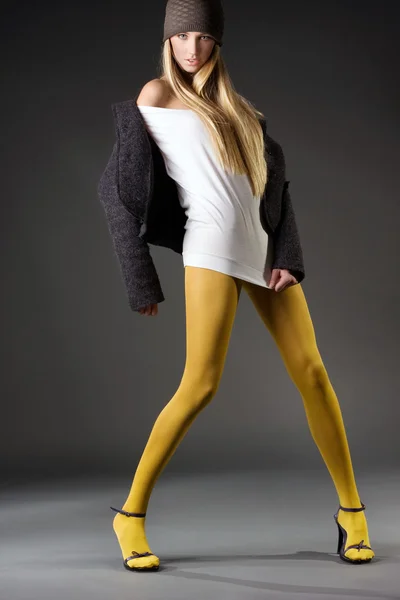 Mode foto van een mooi blond meisje — Stockfoto