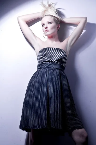 Attraktive posierende Blondine in einem hübschen Kleid. — Stockfoto