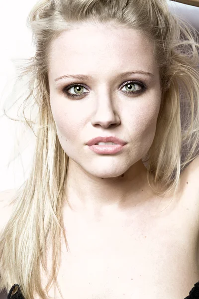 Schöne junge blonde Frau Porträt — Stockfoto