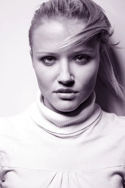 Portret van een blonde dame met prachtige ogen — Stockfoto