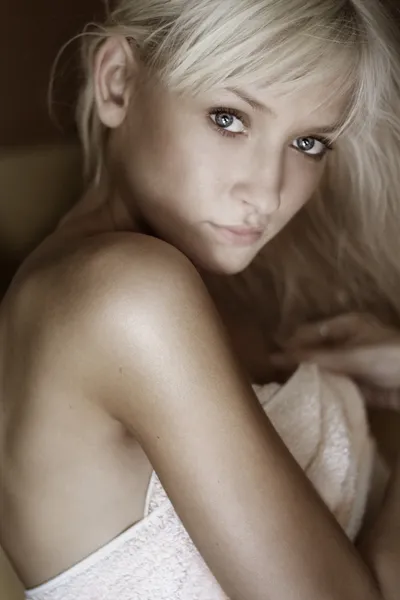 Foto luminosa di bella donna in asciugamano — Foto Stock