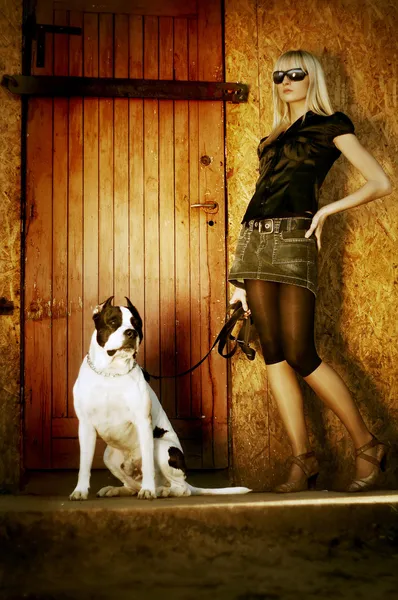 散歩に犬を持つ若いブロンドの女の子 — ストック写真