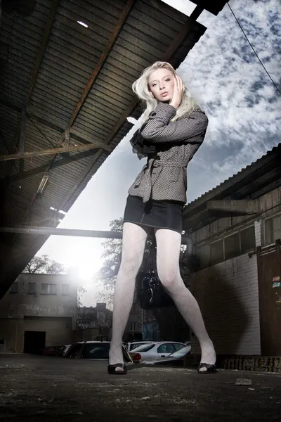 Mulher incrível posando na rua — Fotografia de Stock