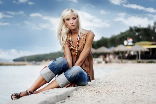 Kobieta relaks na pięknej plaży — Zdjęcie stockowe