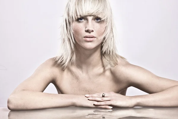 Fantastiska porträtt av vacker ung blond flicka — Stockfoto