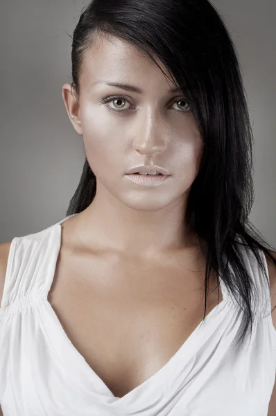 きれいな肌を持つ若い女性の美しい顔 — ストック写真