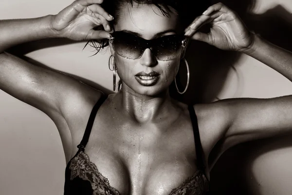 Sexy morena posando con gafas de sol — Foto de Stock