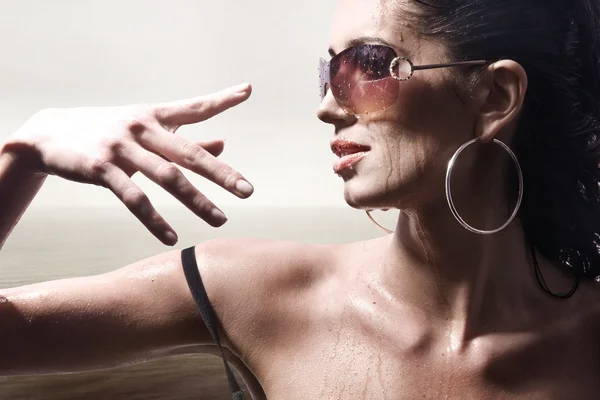 Портрет брюнетки в солнцезащитных очках — стоковое фото