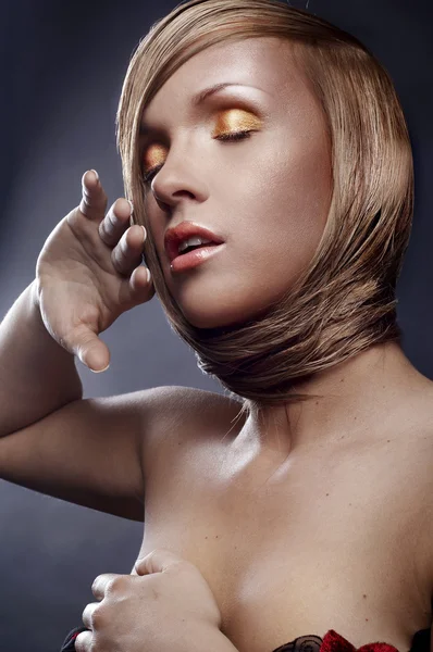 Porträtt av vacker blond kvinna med snygg make-up — Stockfoto