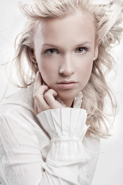 Piękne blond kobieta moda fryzurę — Zdjęcie stockowe