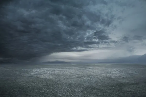 Stürmisches Wetter und dunkle Wolken — Stockfoto