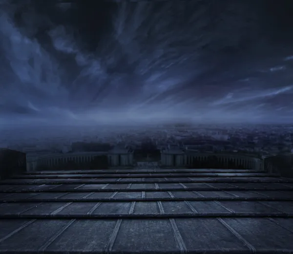 Dunkle Wolken über städtischem Hintergrund — Stockfoto