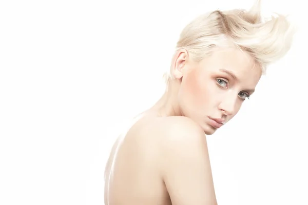 Primer plano retrato de hermosa modelo femenina con ojos azules en whi —  Fotos de Stock