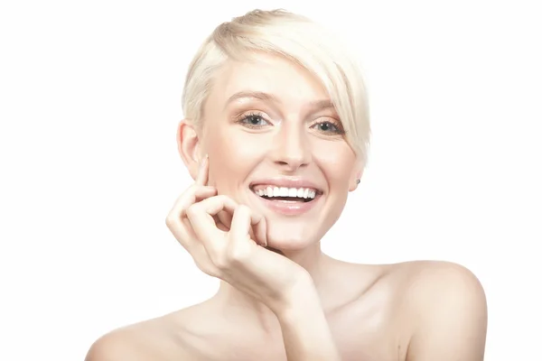 Lächelnde Frau isoliert auf weißem Hintergrund — Stockfoto
