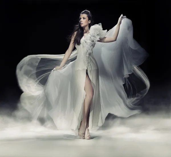 Sensuell brunett kvinna i vit klänning — Stockfoto