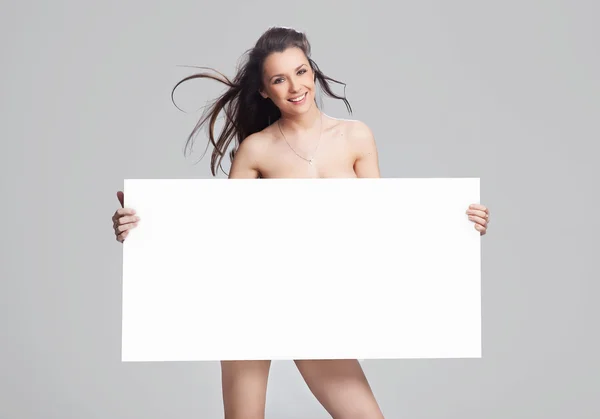 Jovem mulher feliz sobre placa branca — Fotografia de Stock