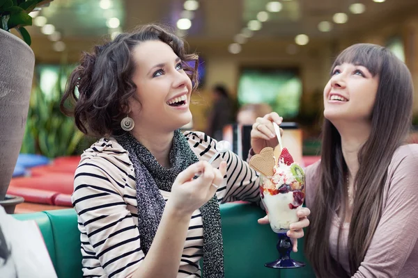 Två kvinnor njuta av en fika — Stockfoto