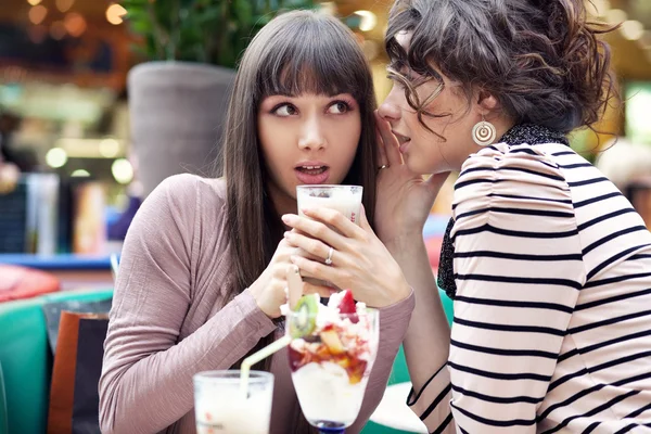 Duas meninas fofocas — Fotografia de Stock