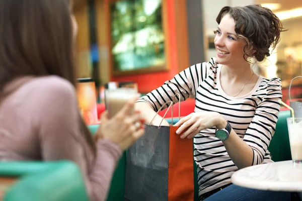 Arkadaşıyla konuşurken alışveriş sonra çarpıcı bir kadın — Stok fotoğraf