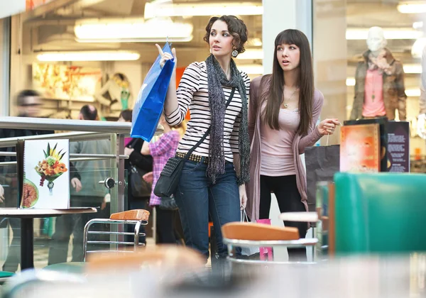 Twee vrouw winkelen — Stockfoto