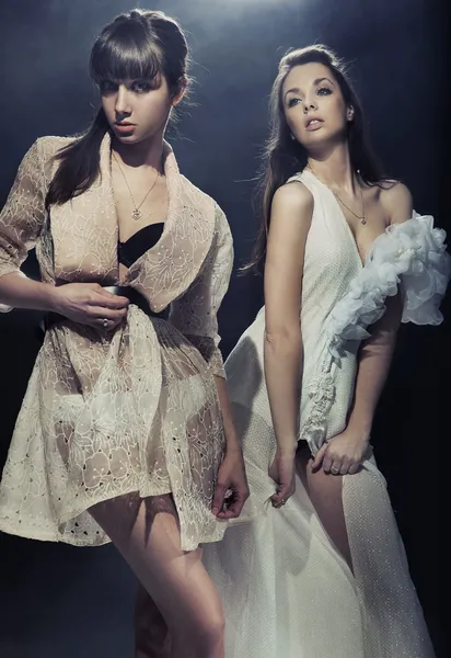 Två vackra sensuella flickor poserar — Stockfoto