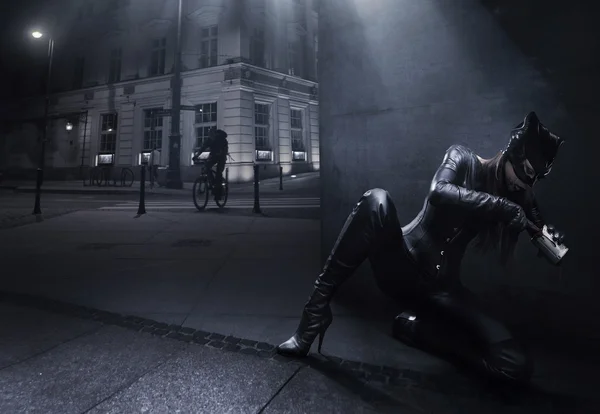 Catwoman jacht op de nacht stad achtergrond — Stockfoto