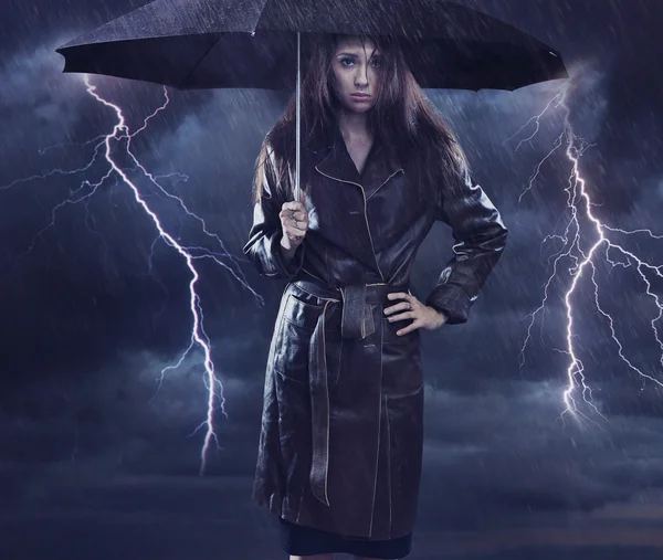 Mujer soltera con abrigo sosteniendo paraguas. Szmbol creativo de t —  Fotos de Stock