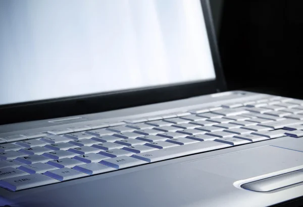 Beyaz ekran ile modern dizüstü bilgisayar — Stok fotoğraf