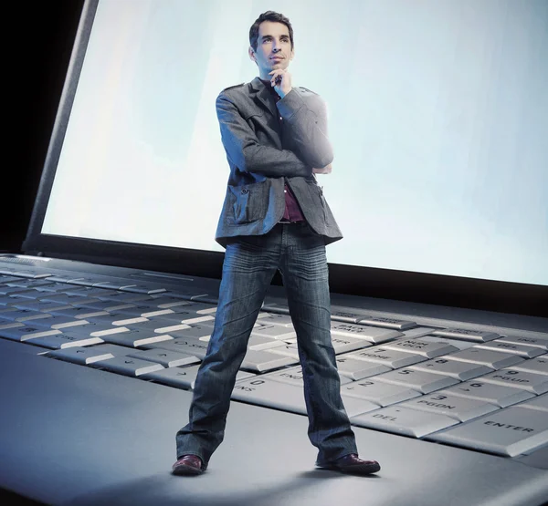 Мыслящий человек, стоящий на клавиатуре — стоковое фото